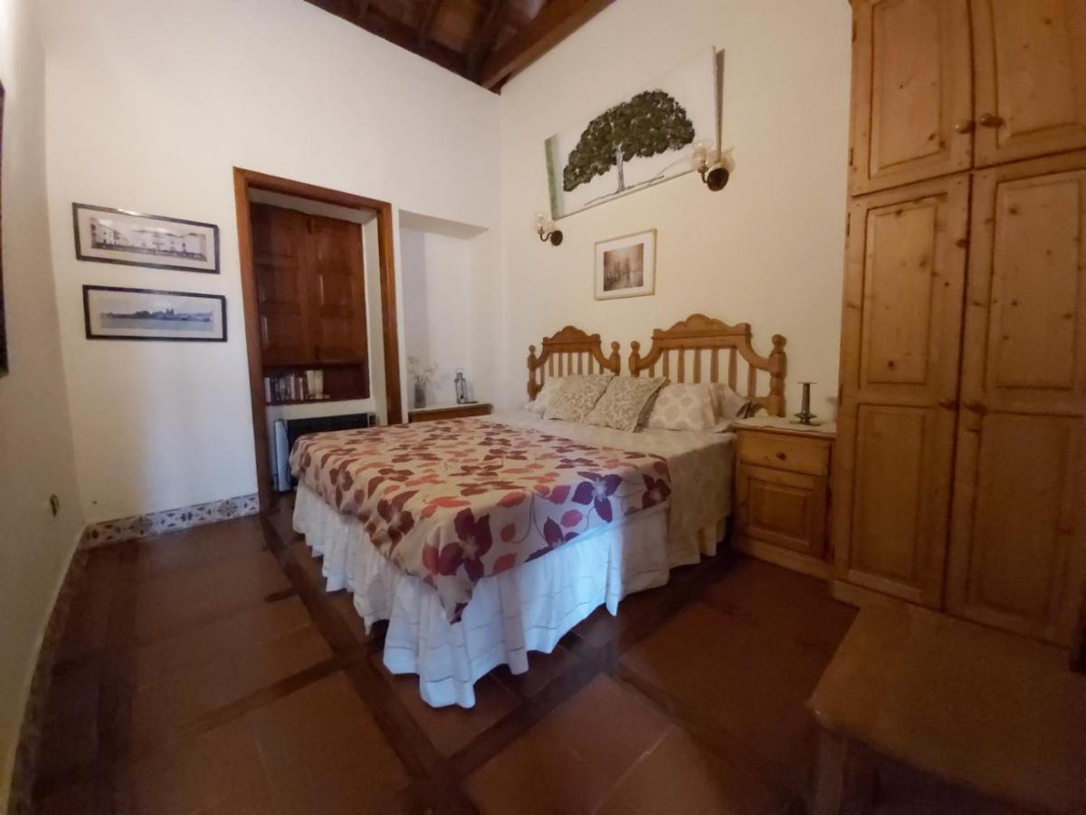 Willa Villa-sleeps4-parking-garden-pool-nearairport *