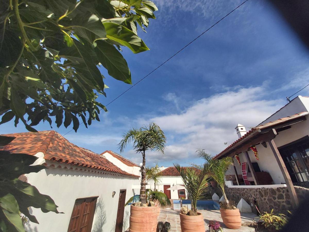Villa-sleeps4-parking-garden-pool-nearairport Villa